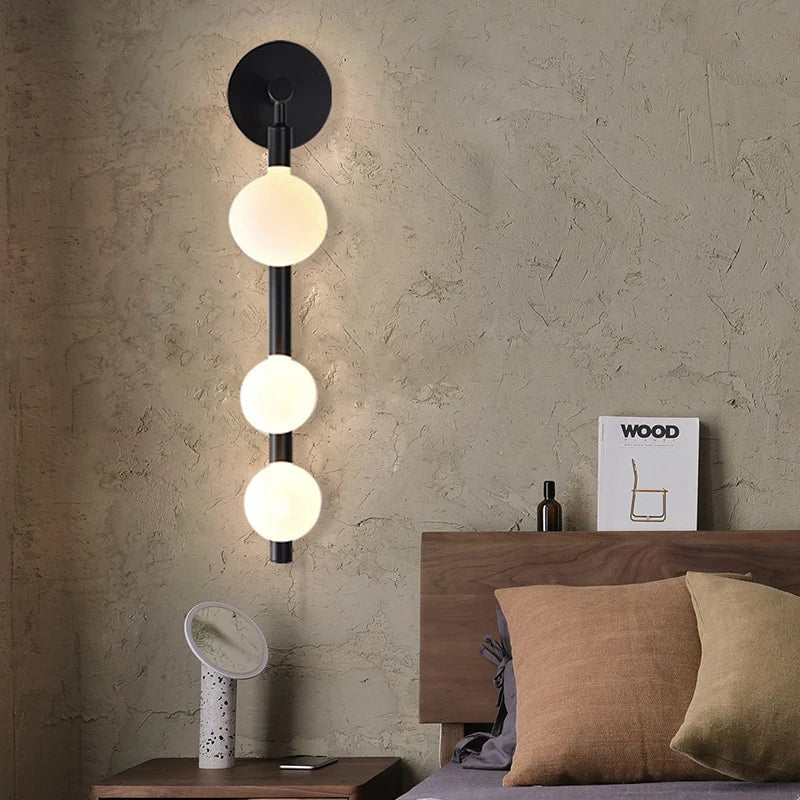 GlowSphere - Modern LED Vägglampa med Klotdesign för Stilren Inomhusbelysning