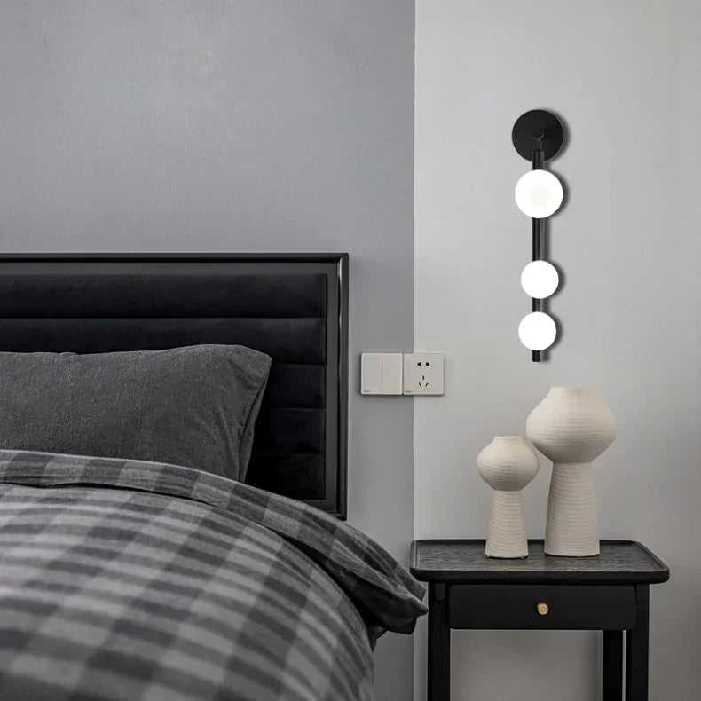 GlowSphere - Modern LED Vägglampa med Klotdesign för Stilren Inomhusbelysning