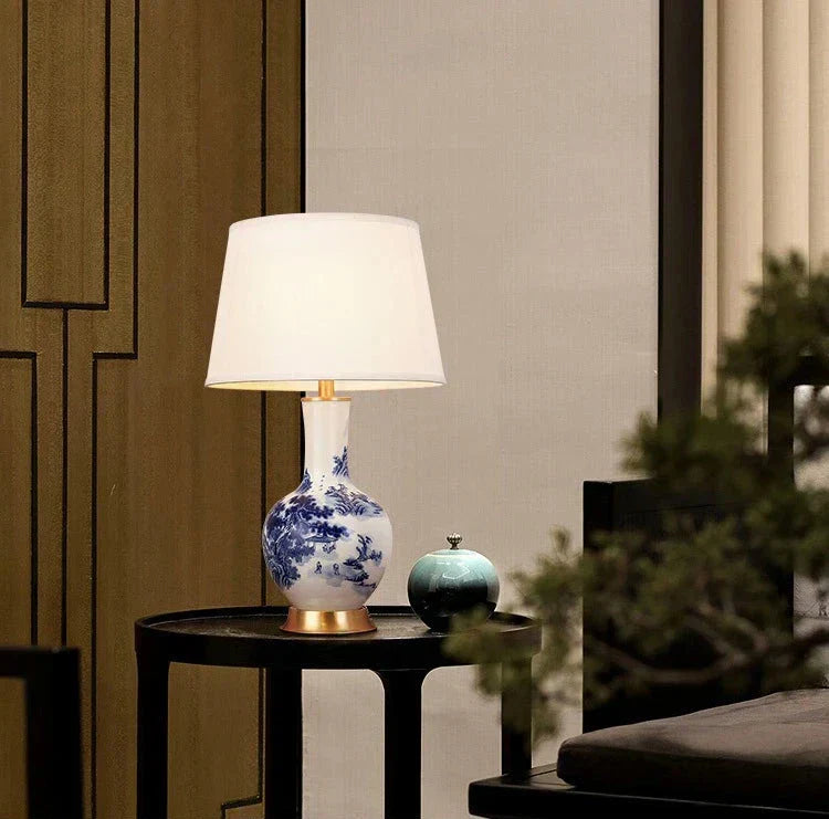 LumiChinois - Keramisk Bordslampa i Chinoiserie Stil med Textil Lampskärm