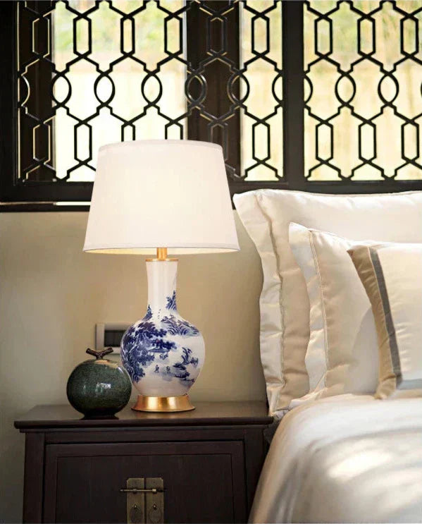 LumiChinois - Keramisk Bordslampa i Chinoiserie Stil med Textil Lampskärm