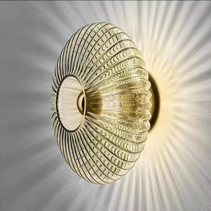 NimbusFlux - Vägglampa i glas med vågformad ljusreflektion