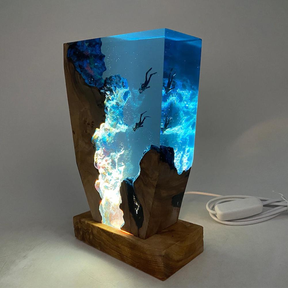 OceanGlow - LED Havdykare Bordslampa – Epoxy Trälamps med Maritim Design