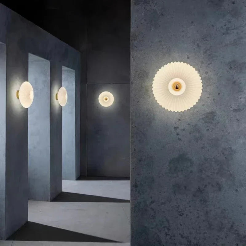 NimbusFlux - Vägglampa i glas med vågformad ljusreflektion