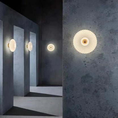 NimbusFlux - Vägglampa i glas med vågformad ljusreflektion