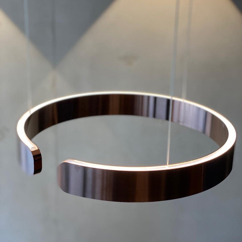 Luna LED Rund Hänglampa – Svart/Guld Metall