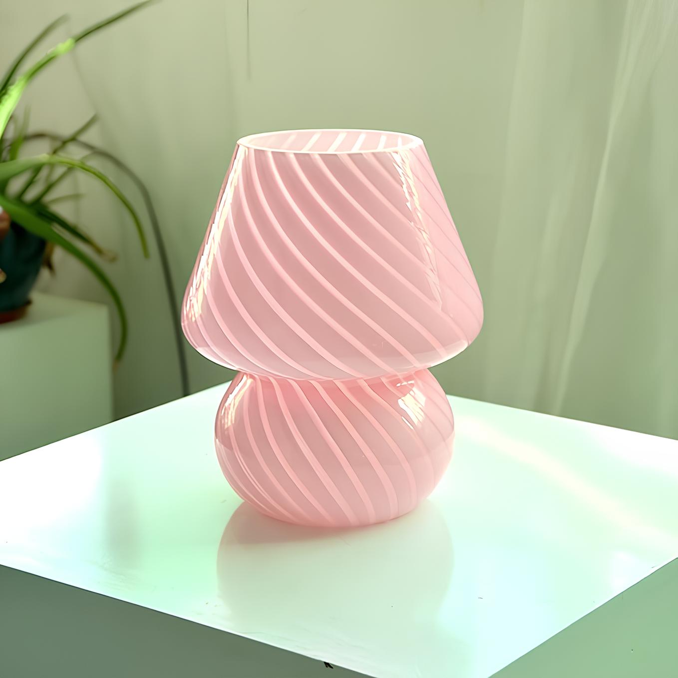 Sarah Elegante Handblåst Bordslampa för en Stämningsfull Inredning