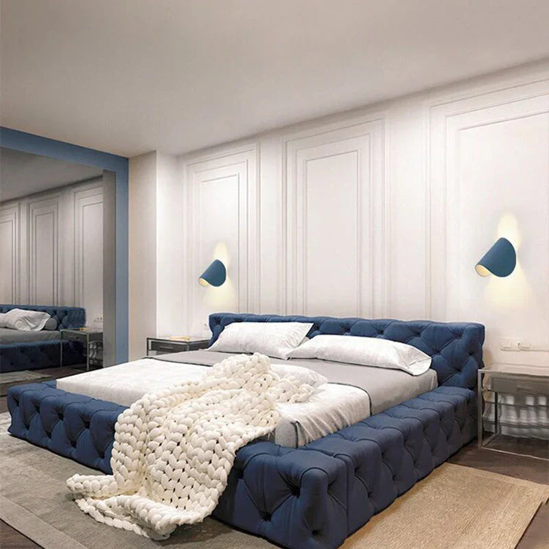 Modern färgad LED-vägglampa i stilren design