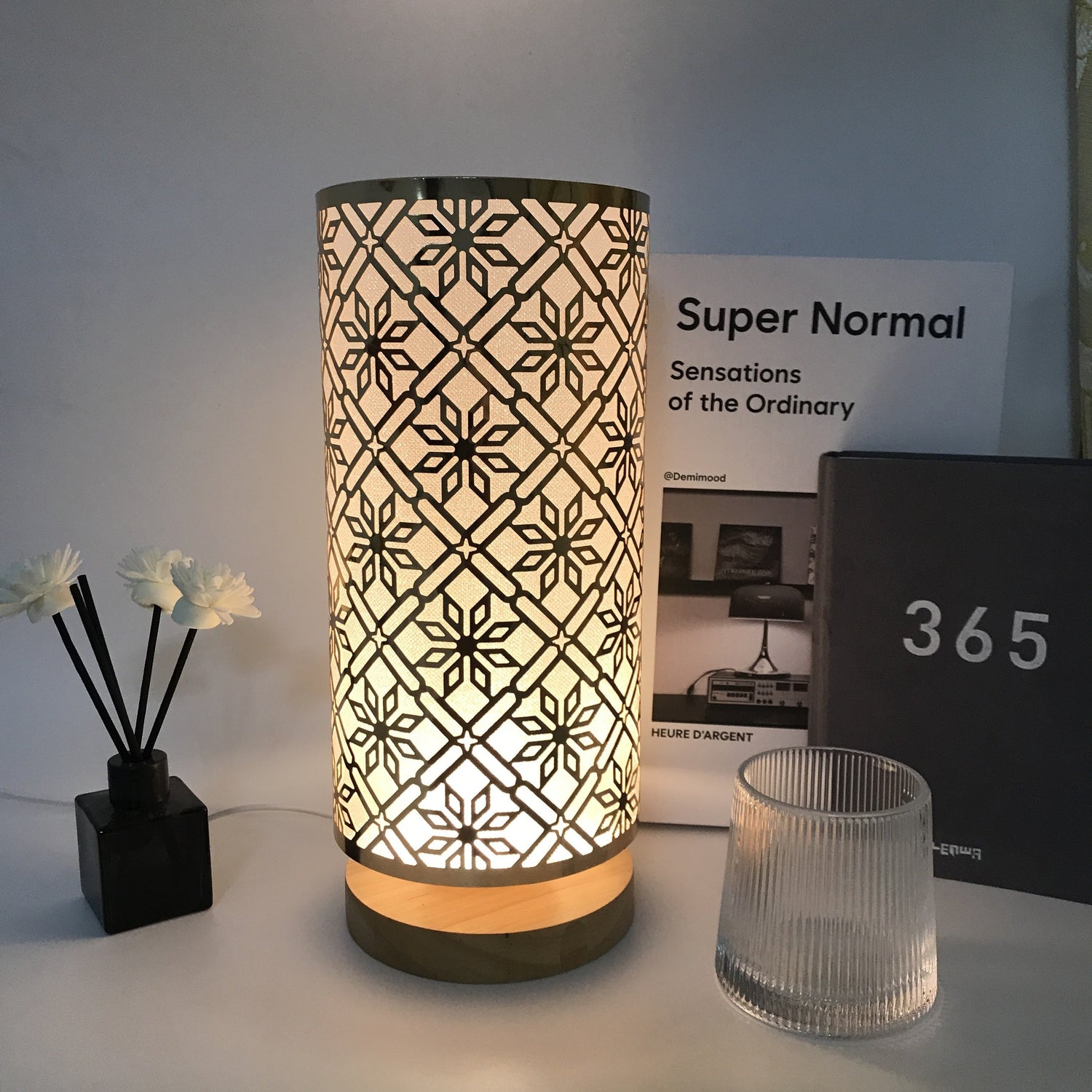 LumiPattern - Modern USB-driven Bordslampa, Justerbar Ljusstyrka, Metallram och Plastbelagd Skärm