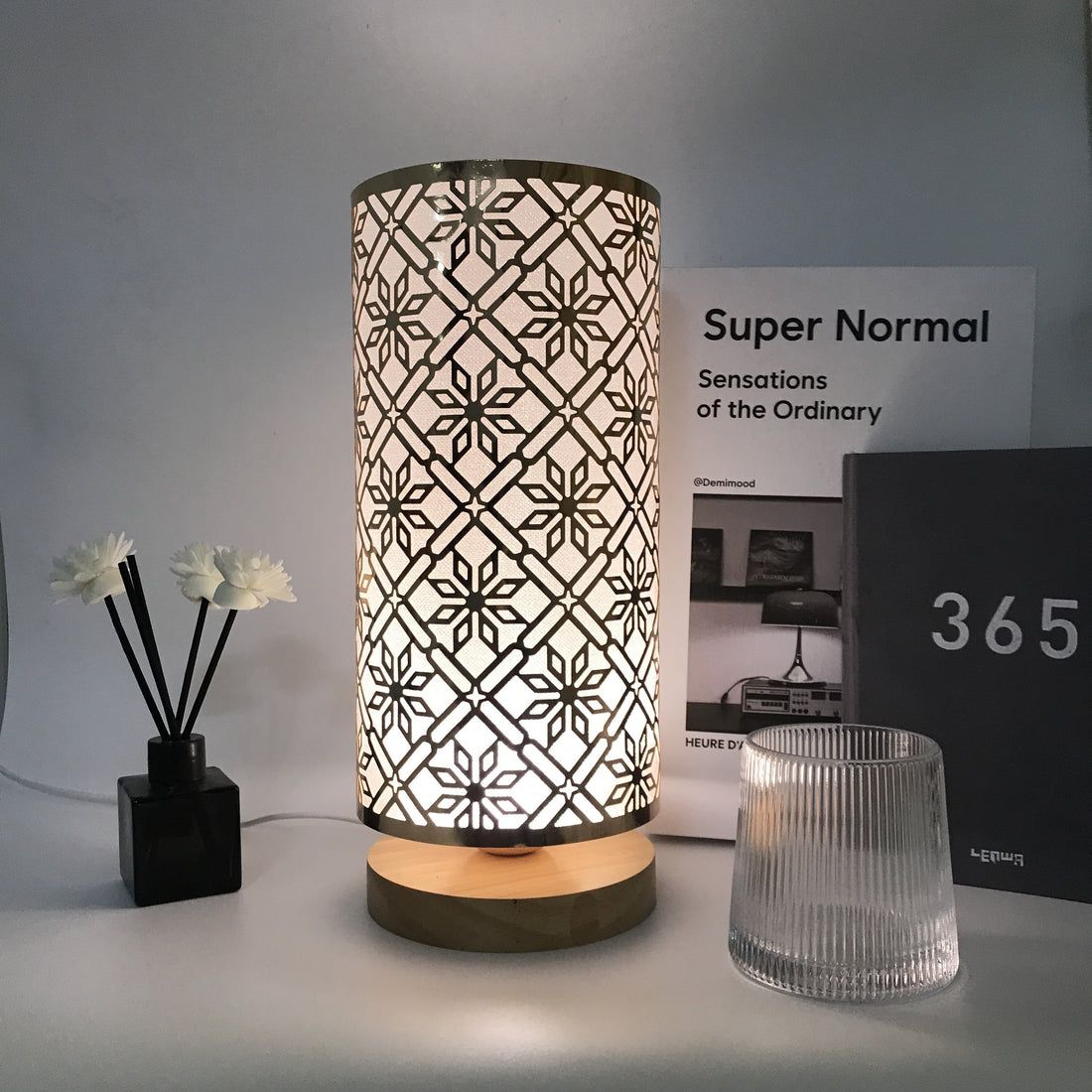 LumiPattern - Modern USB-driven Bordslampa, Justerbar Ljusstyrka, Metallram och Plastbelagd Skärm