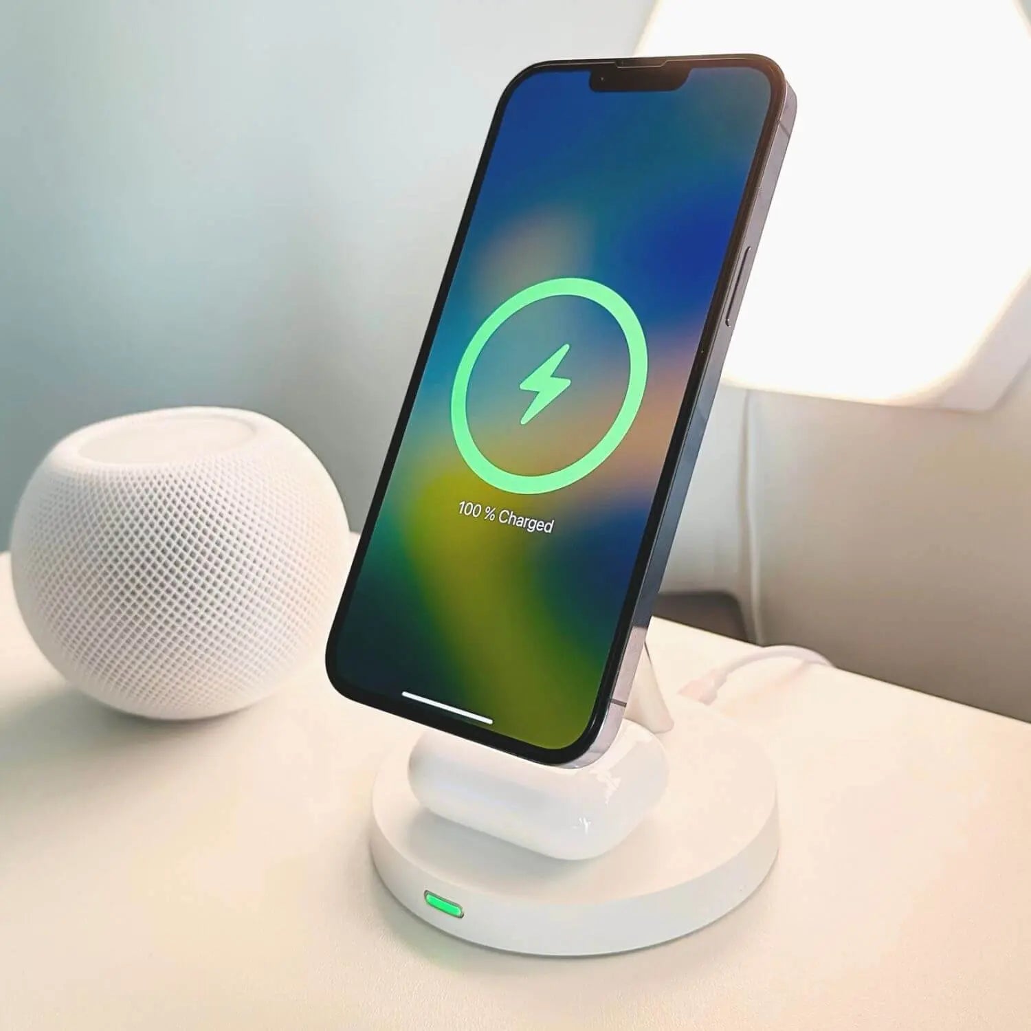 Trådlös telefonladdare med magnetisk ställning