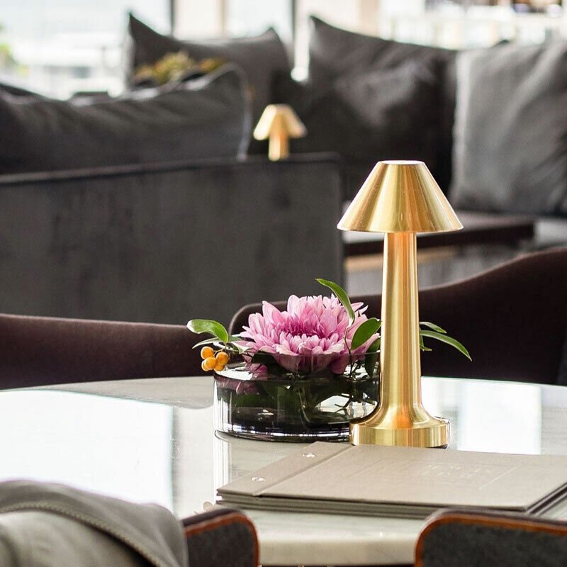 LED Bordslampa med metallmodern design