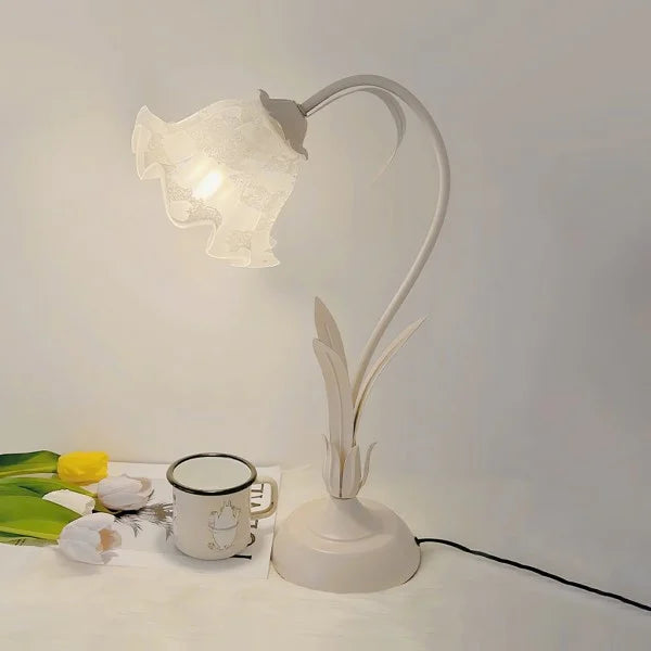 Bordslampa med vintage blomsterdesign bas