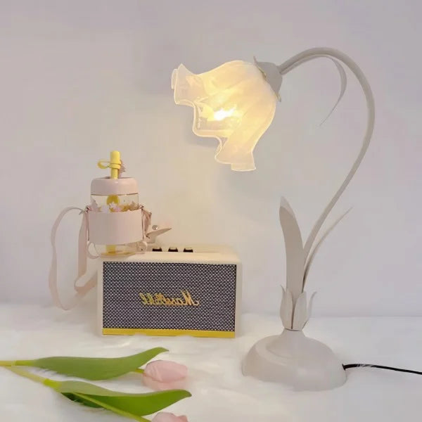 Bordslampa med vintage blomsterdesign bas