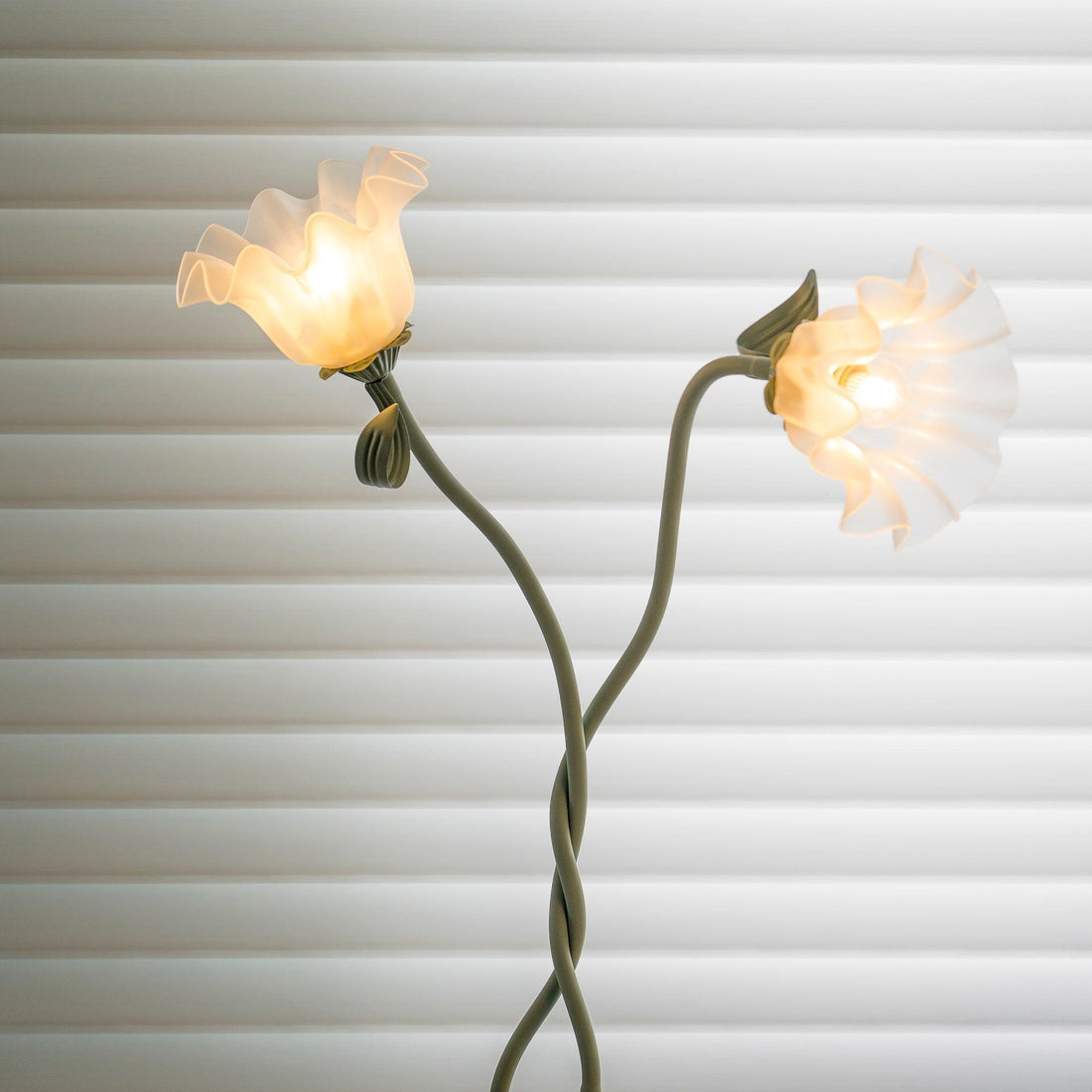 Golvlampa med blommig glaslampa design