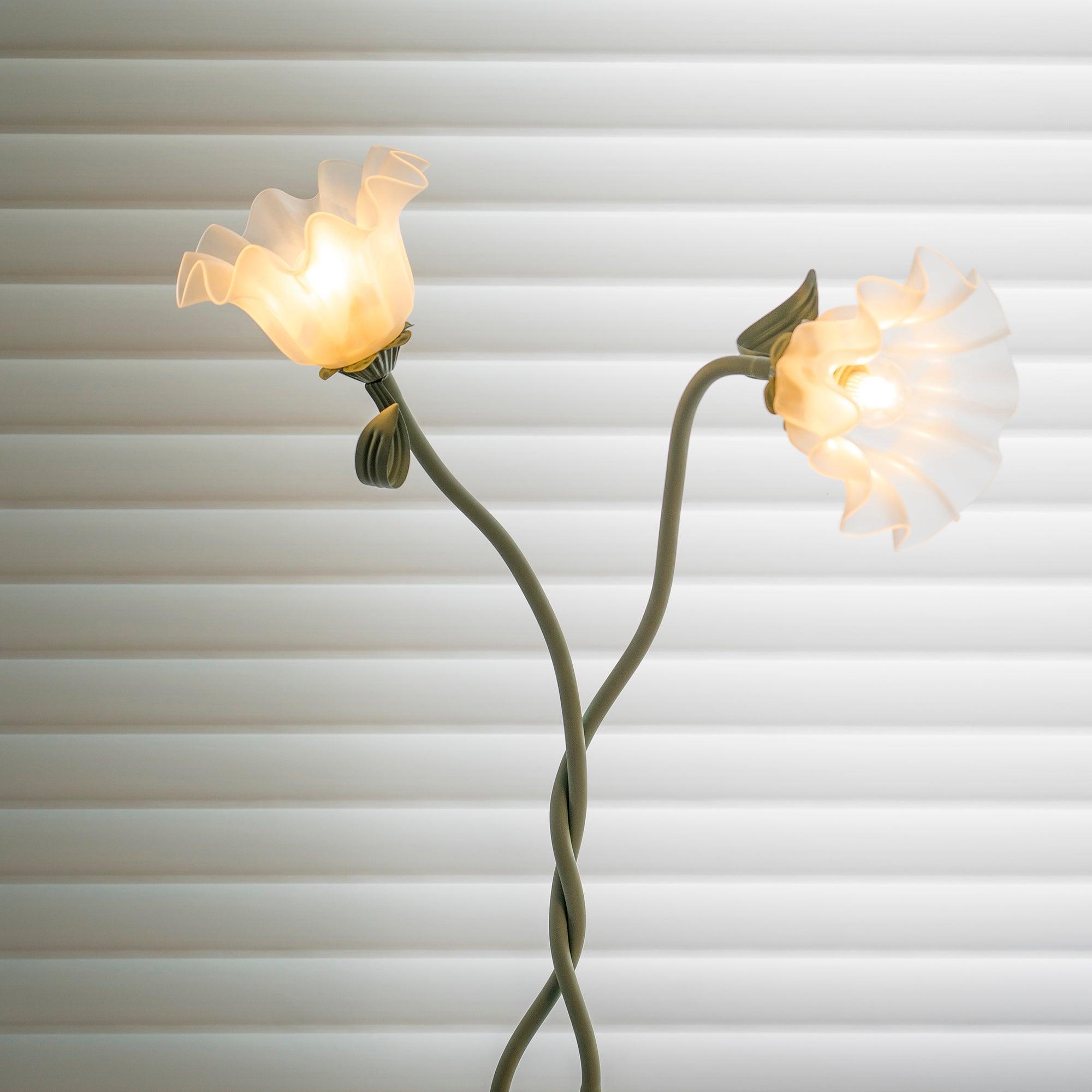 Golvlampa med blommig glaslampa design