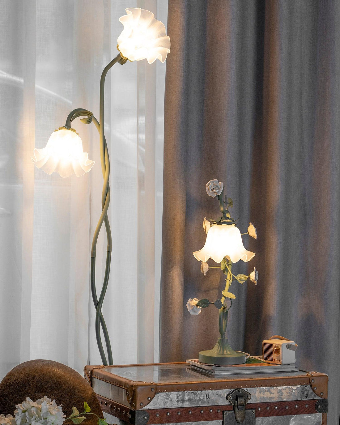 Golvlampa med blommig glaslampa design