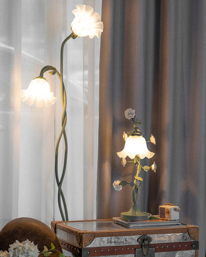 Golvlampa med blommig glaslampa design