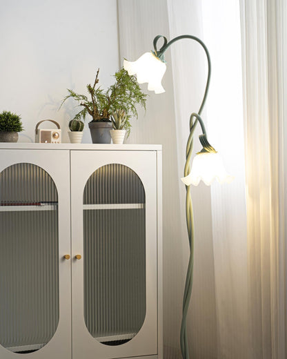 Golvlampa med blommig glaslampa design