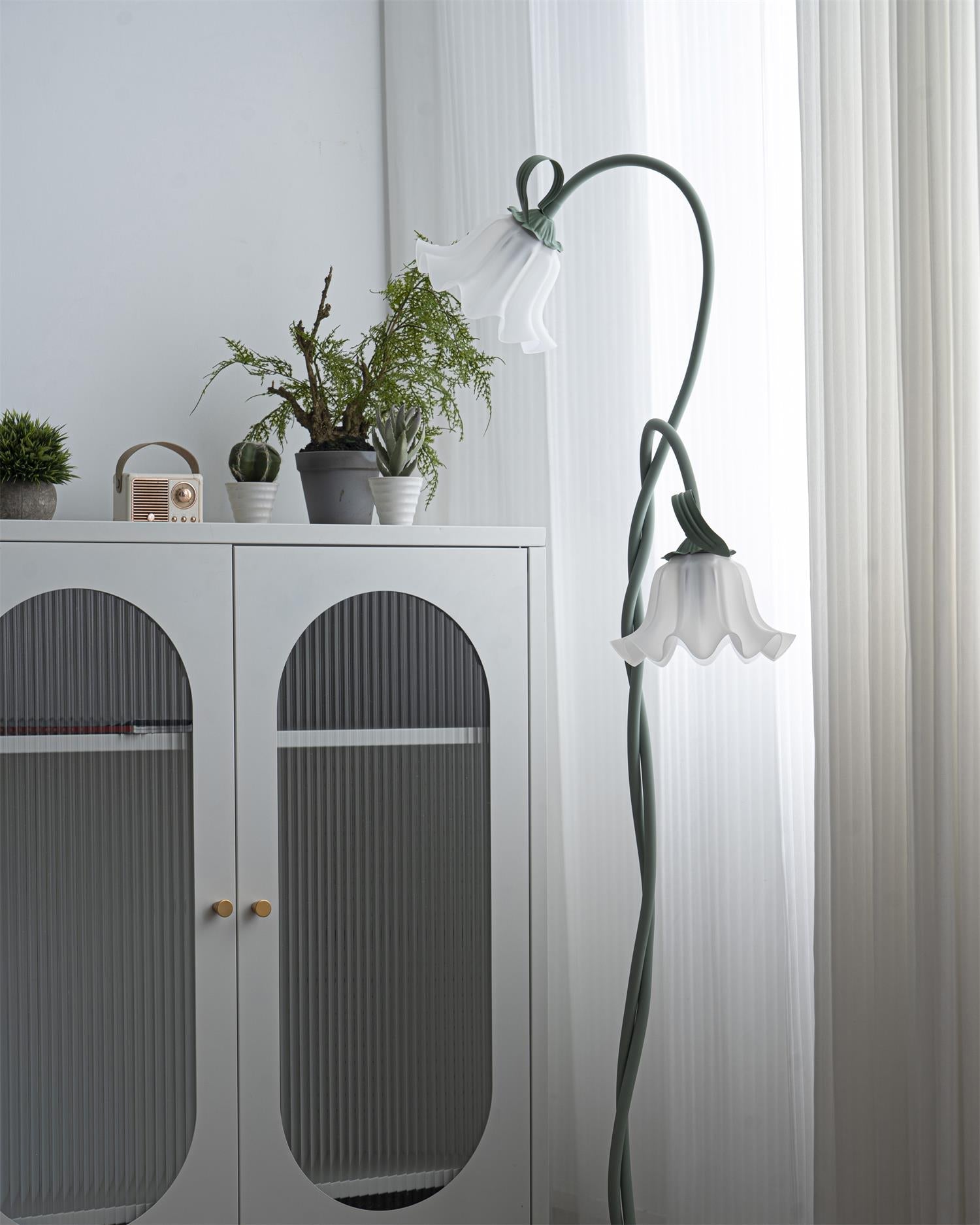 Golvlampa med blommig glaslampa design