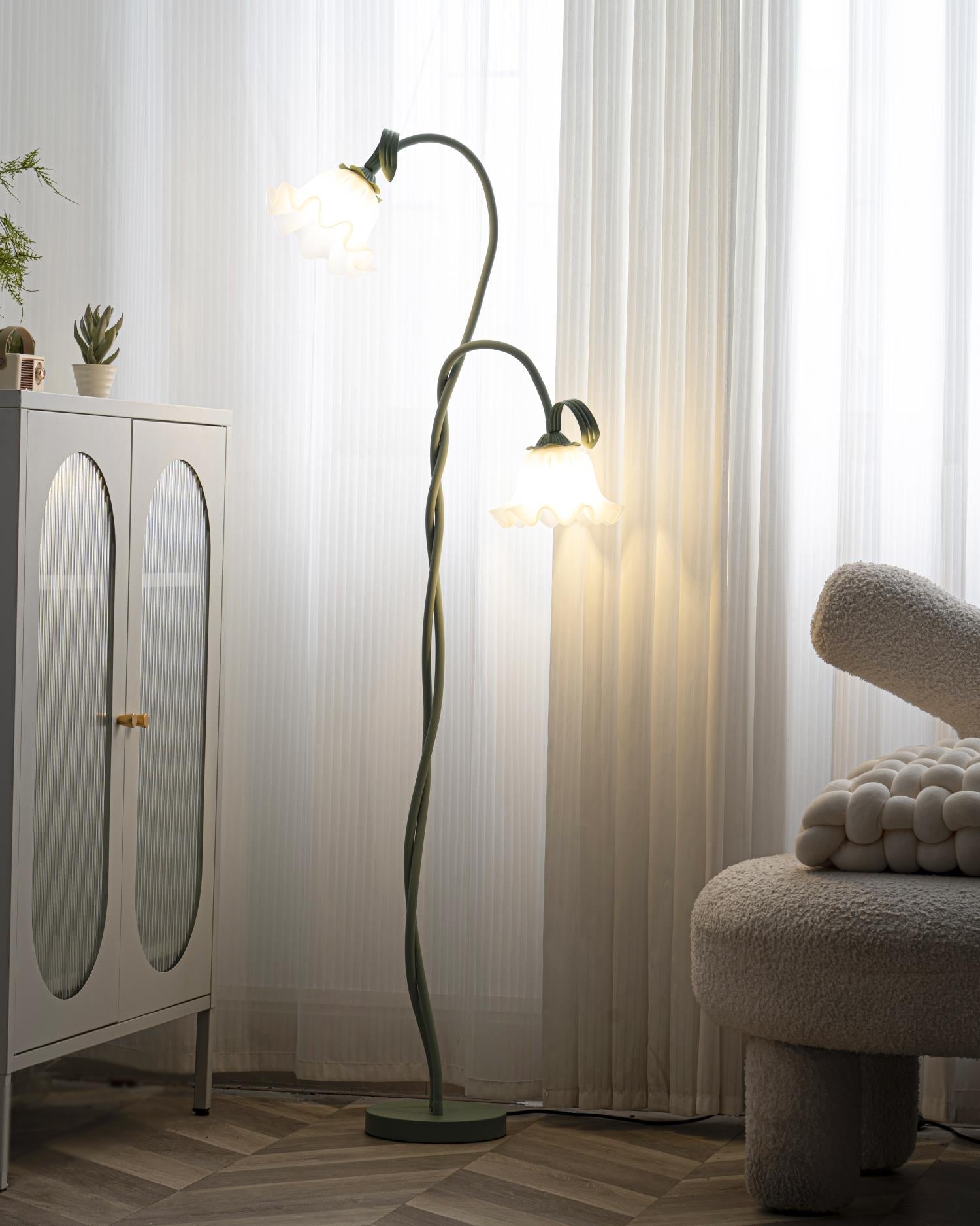 Golvlampa med blommig glaslampa design