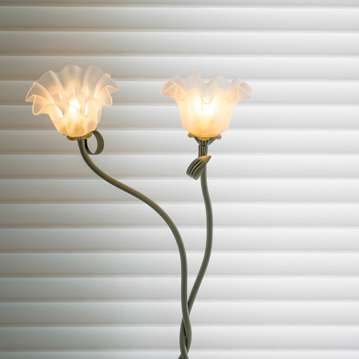 Golvlampa med blommig glaslampa design