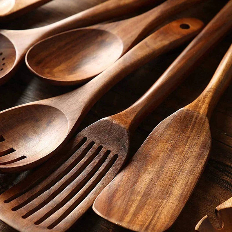 Köksredskapsset i trä med teakfinish