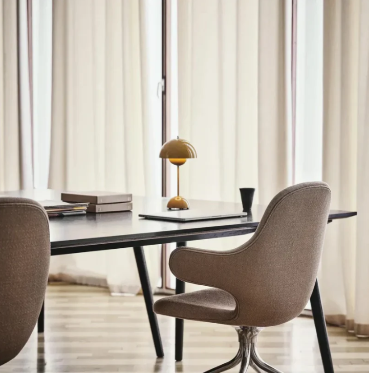 Bordslampa med modern touchkontroll-design