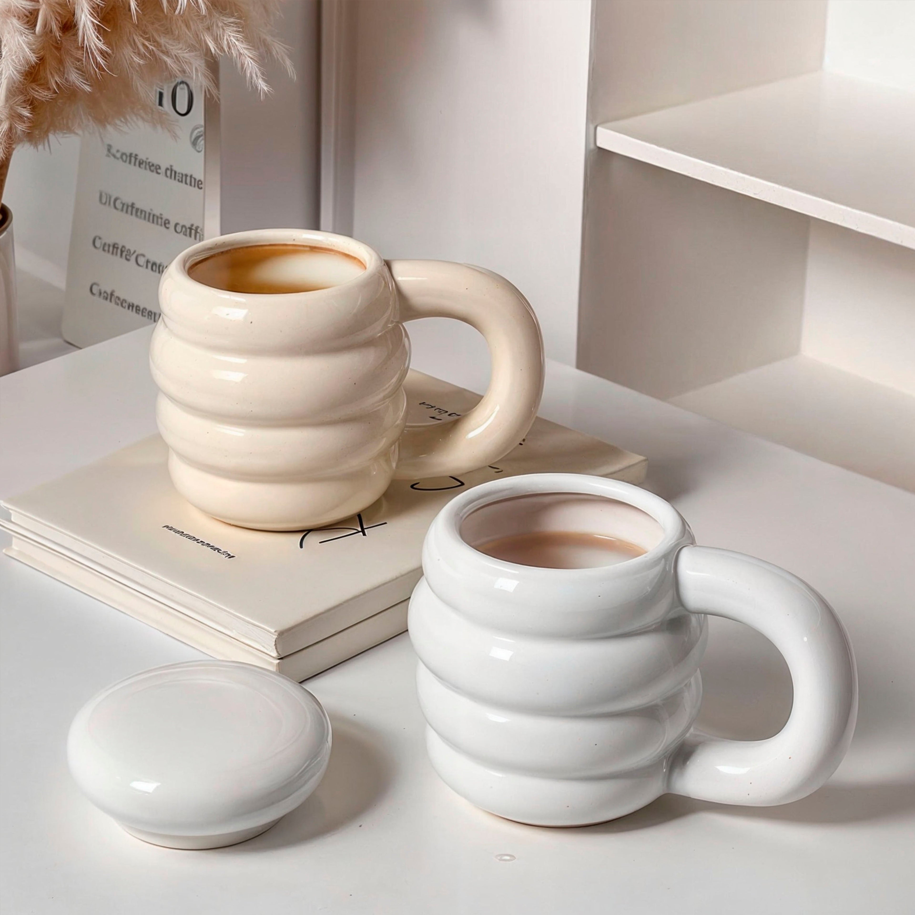 MugFlow – Moderna skulpturella muggar med sammanfogande ringar och matchande lock för stil