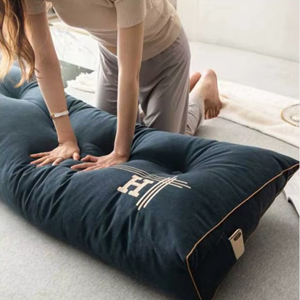 Royaleva Nordic Sängsida Ryggstödskudde – Anpassad Broderad Vinklad Kudde för Komfort & Stöd