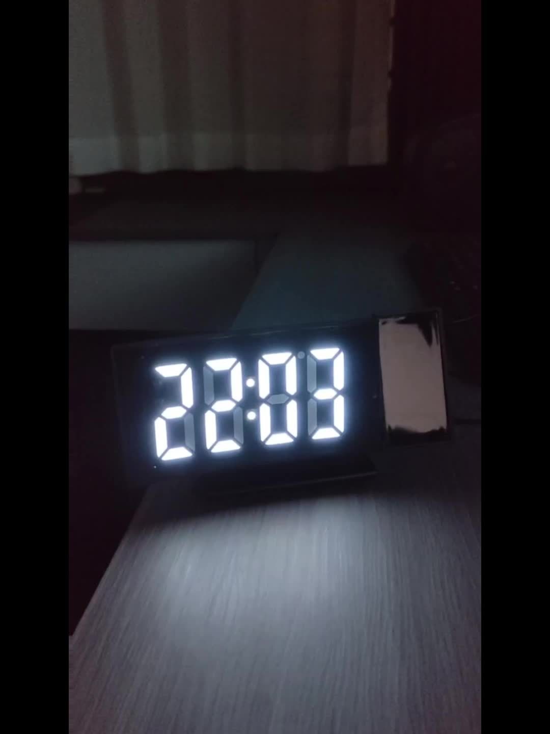 Digital projektionsväckarklocka – LED-display och snooze-funktion med justerbar ljusstyrka