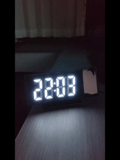 Digital projektionsväckarklocka – LED-display och snooze-funktion med justerbar ljusstyrka