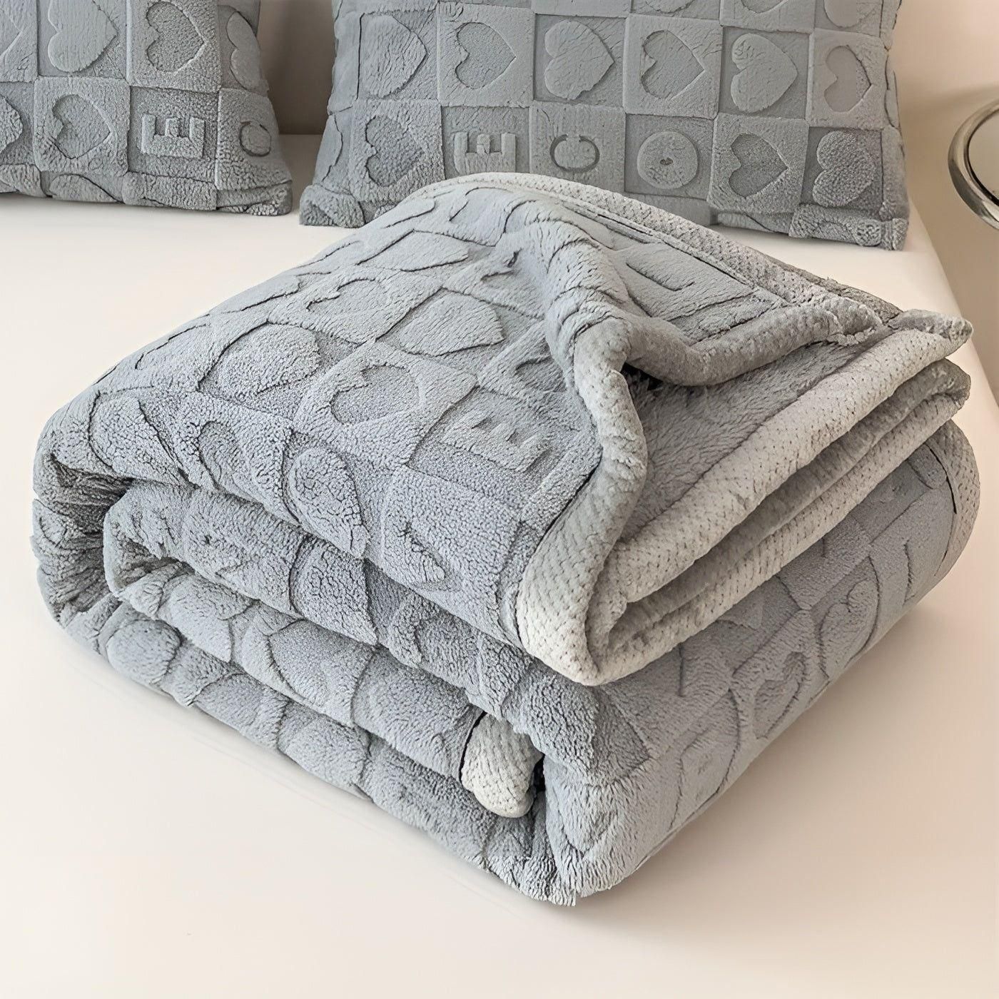 CozyJacquard Blanket - Ultra-mjukt korallfleecefilt med dubbelsidig hjärt- och bokstavsdesign