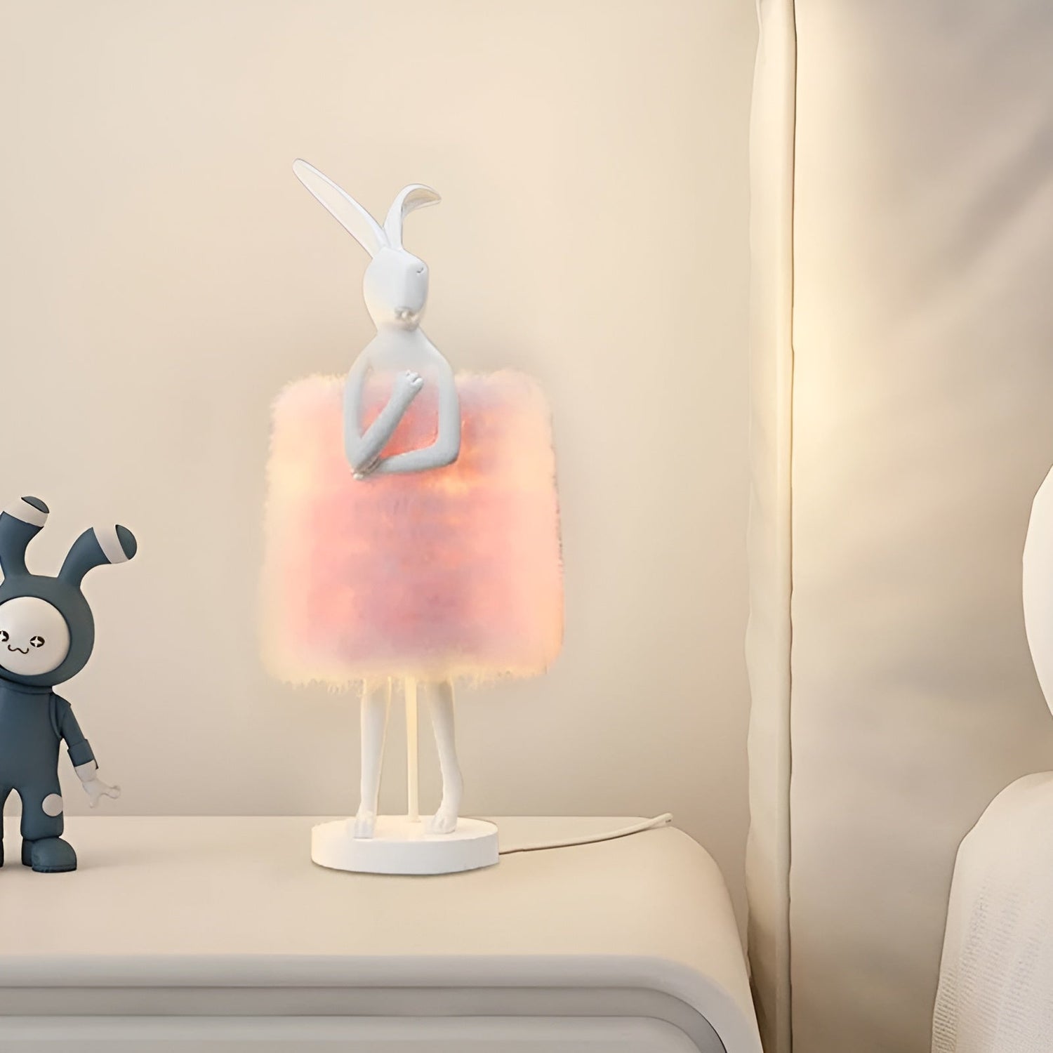 FluffRabbit Lampa - Elegant Kaninbordslampa med Fjäder