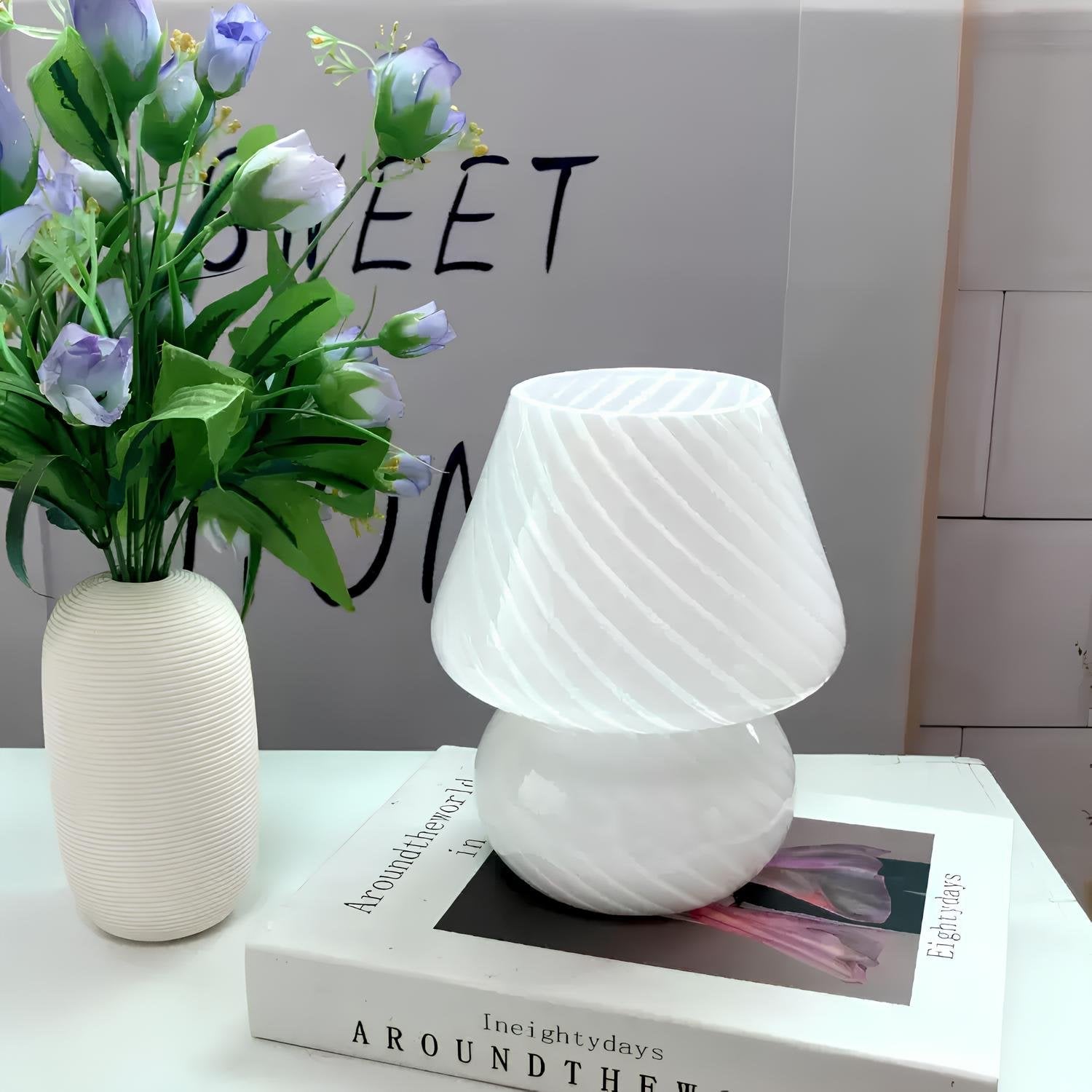 Sarah Elegante Handblåst Bordslampa för en Stämningsfull Inredning