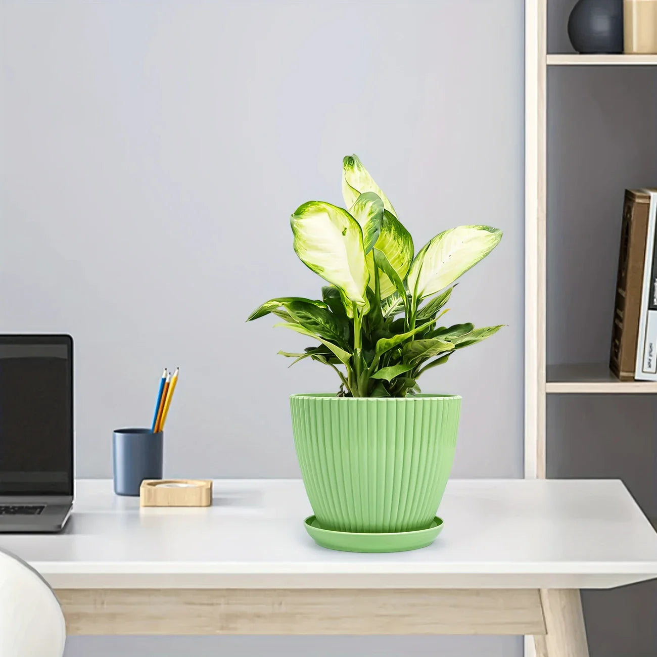 Blomkruka med ribbad struktur och bricka – Stabil plastkruka för växter