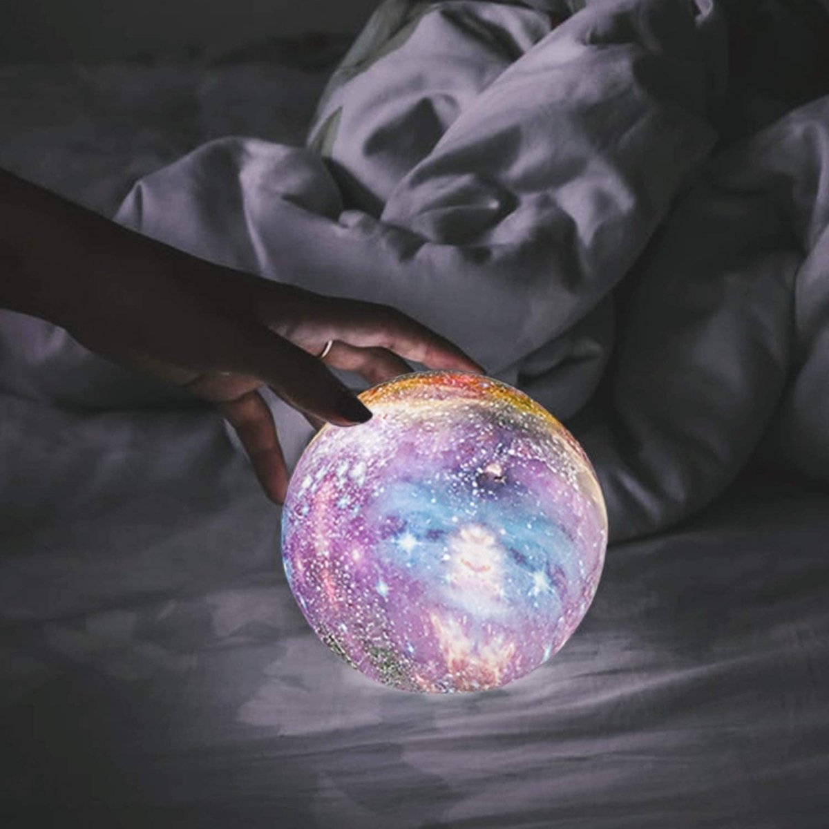 Galaxy Moon Lamp - 3D tryckt månljus med 16 färger, trähållare och fjärrkontroll