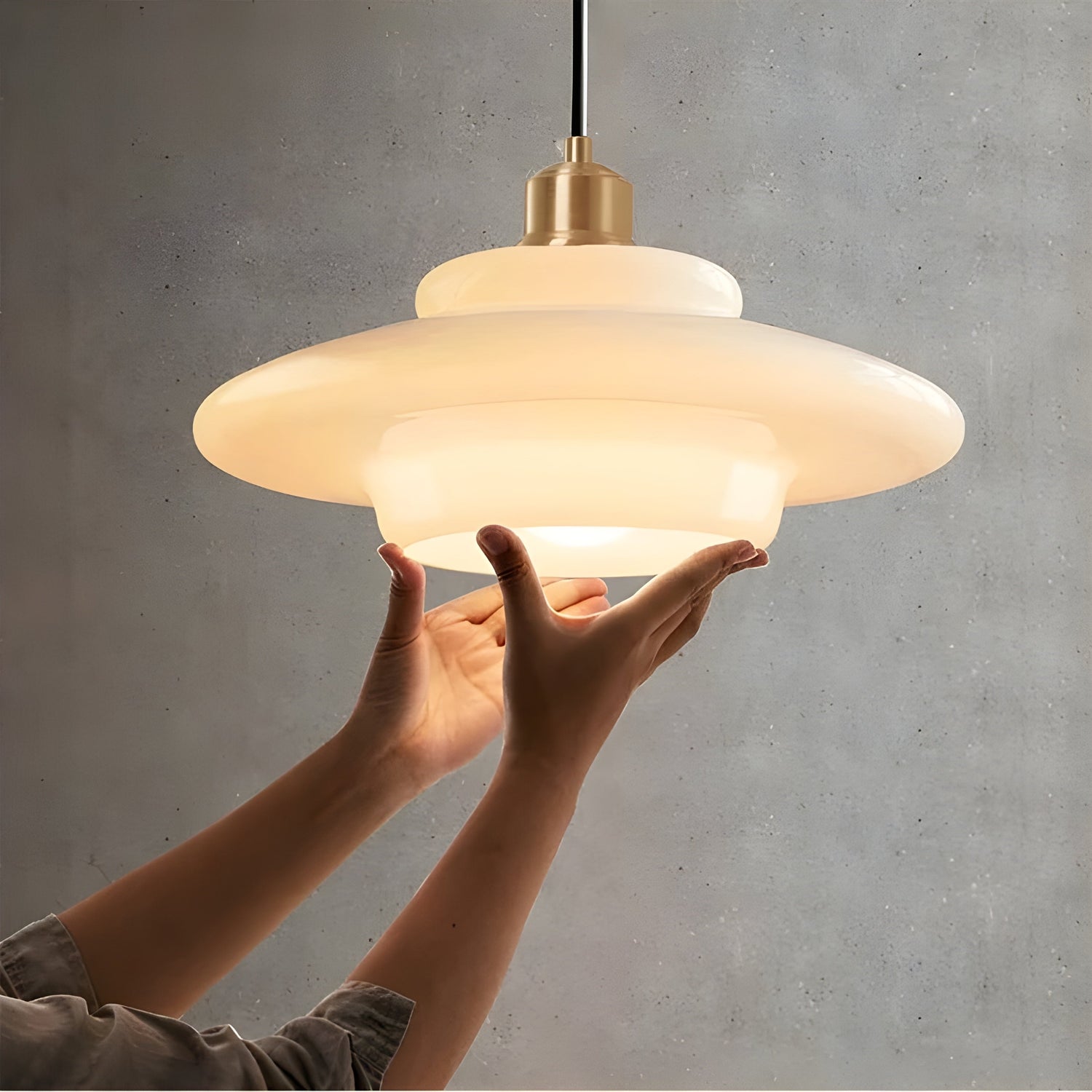 AuraBeam Light – Minimalistisk elfenbensfärgad LED-hänglampa i glas