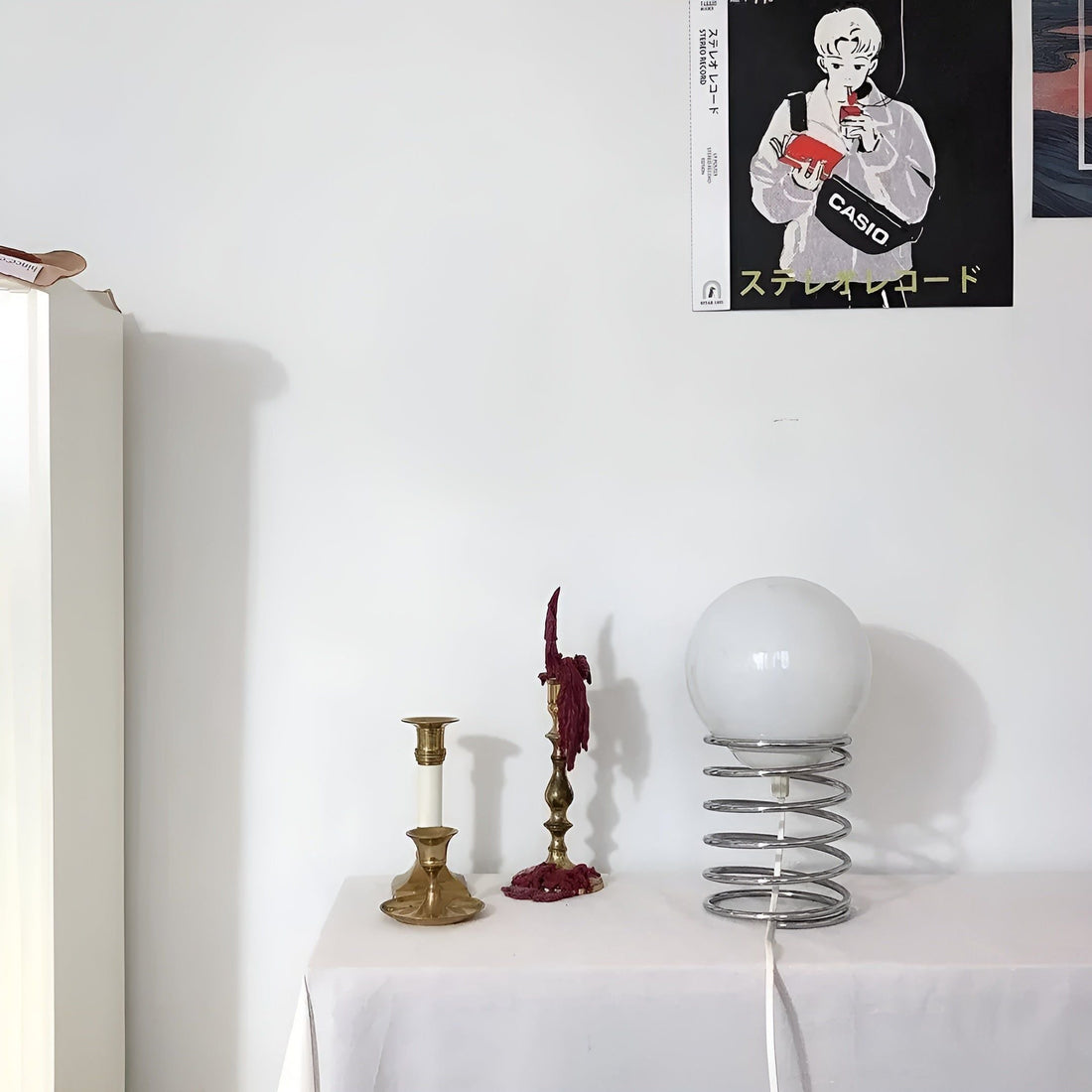 Spring Moon Glow - Elegant och minimalistisk måne på vår bordslampa