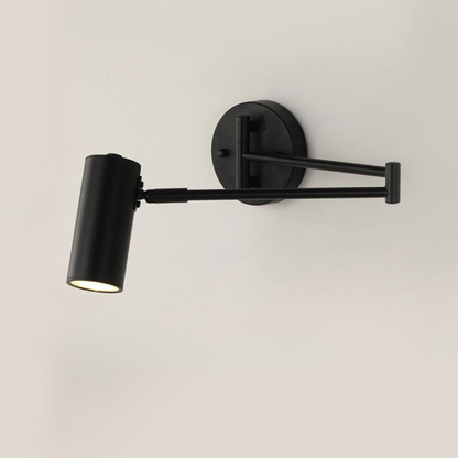 Vägglampa med metallskärm och svingarm