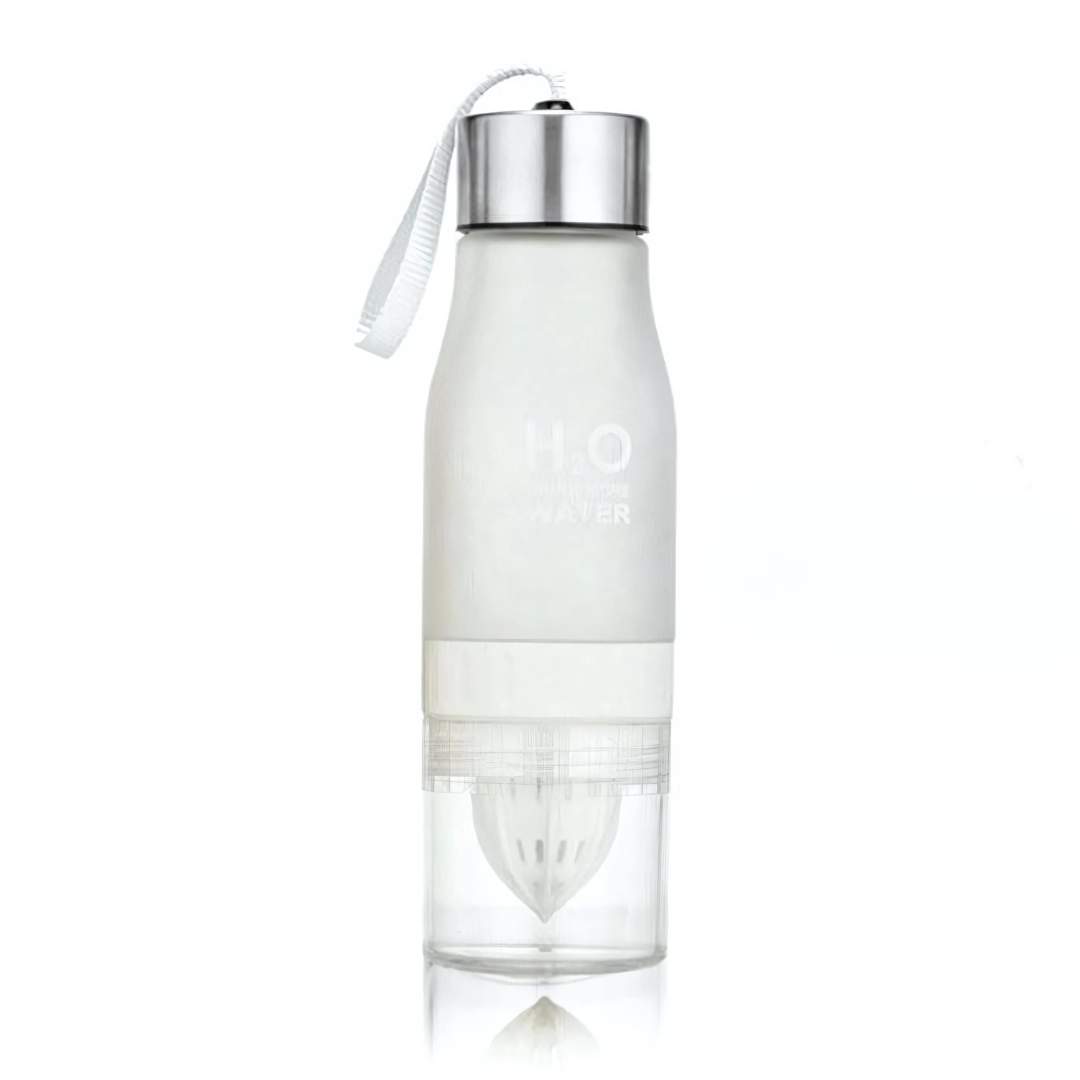 Vattenflaska med fruktsinfuser och juicepress