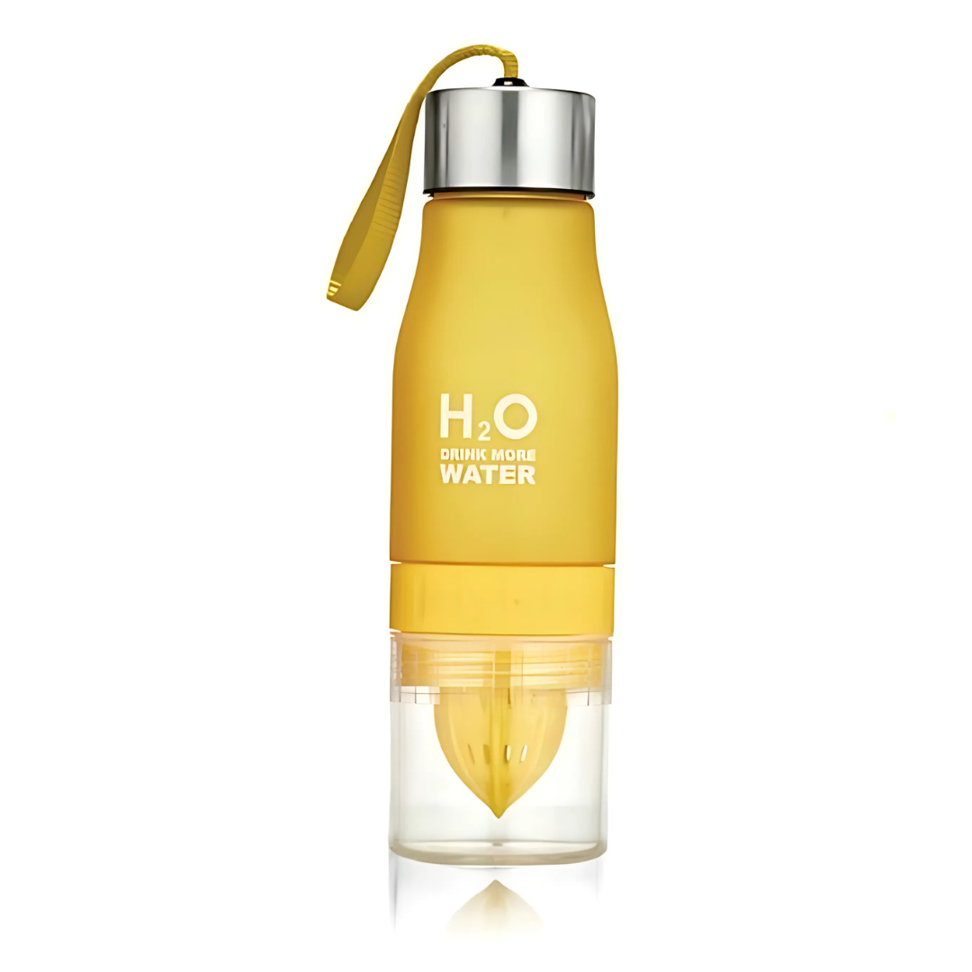 Vattenflaska med fruktsinfuser och juicepress