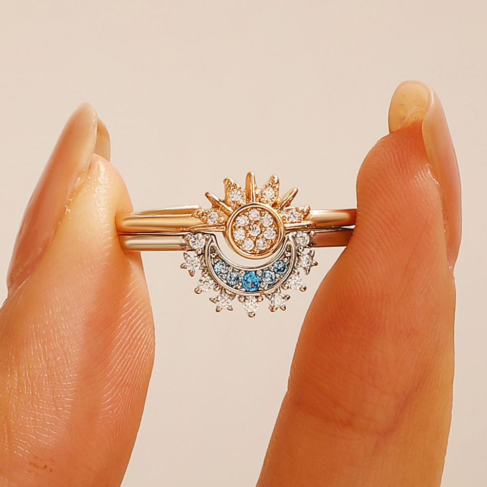 Kristalluttalande ring med sol- och måndesign
