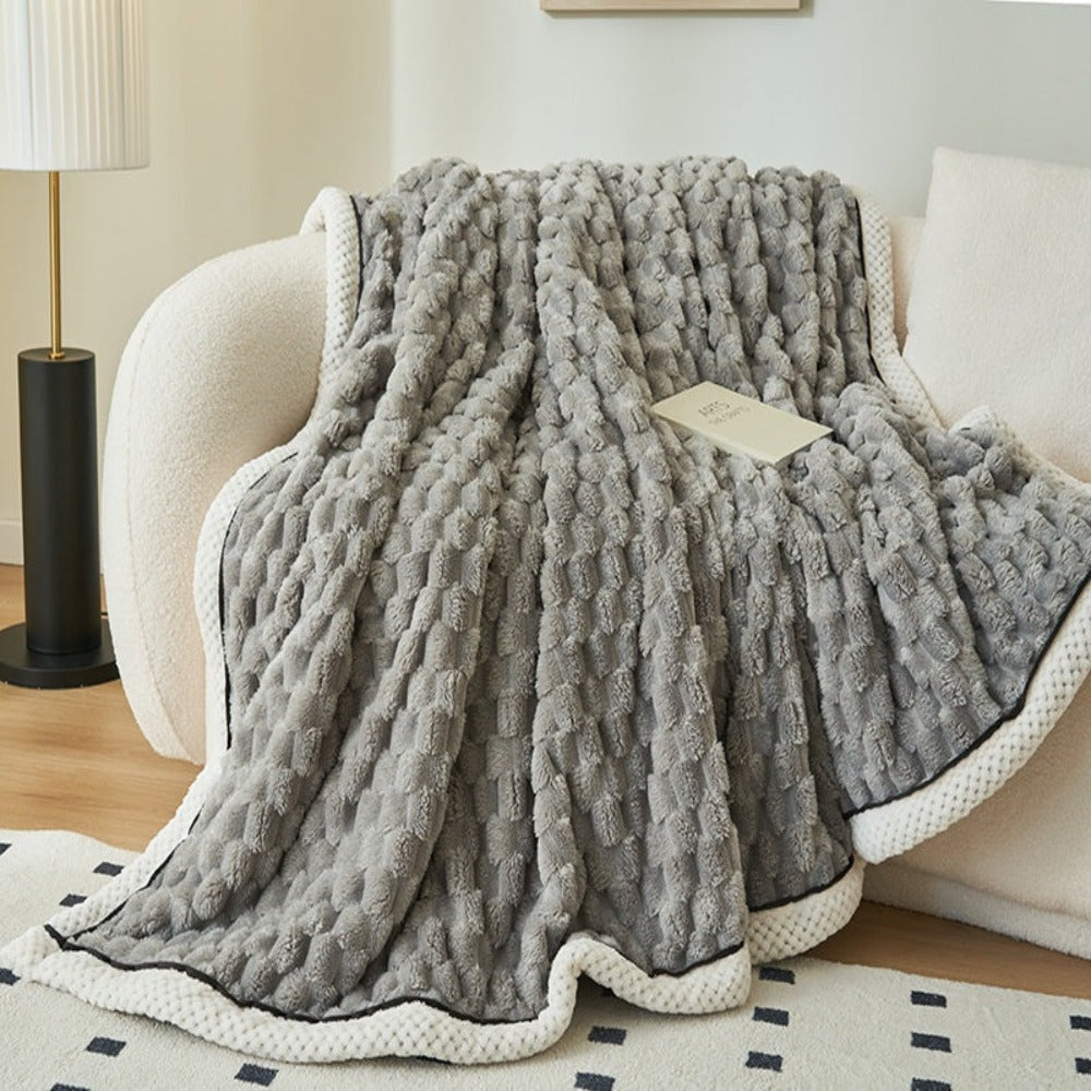 Cloud Cuddle Blanket – Gentle Touch for Elegant Interiors