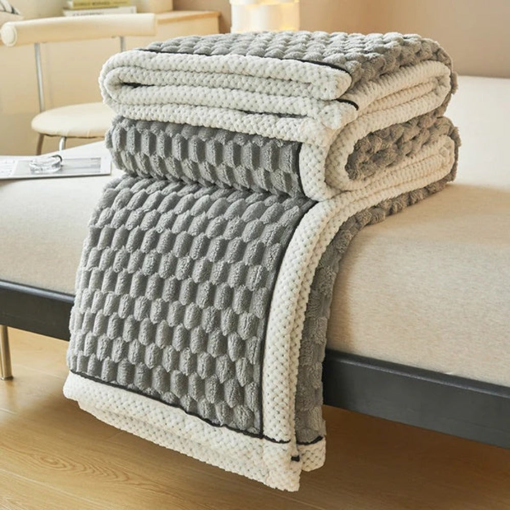 Cloud Cuddle Blanket – Gentle Touch for Elegant Interiors
