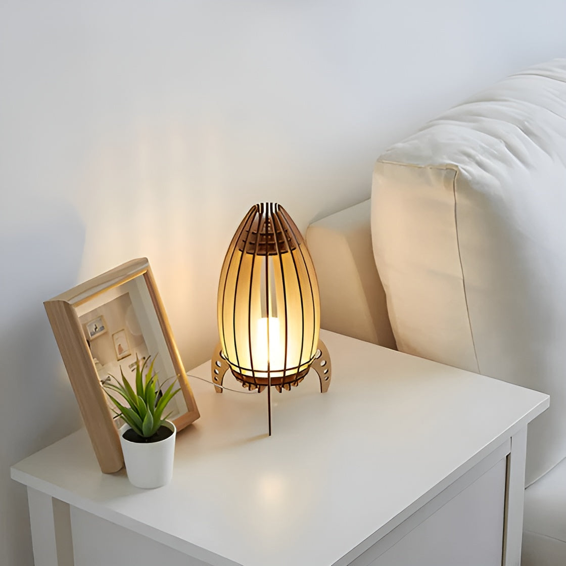 Trä-nattbordslampa i raketdesign – Varmt ljus för ett mysigt sovrum