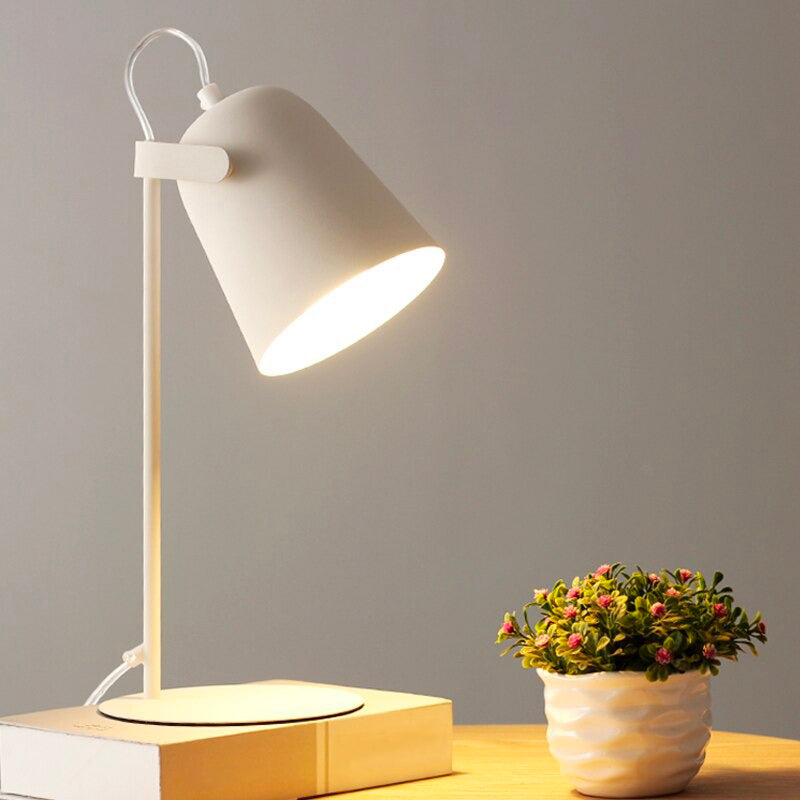 Färgglad design sänglampa med modern metallskärm