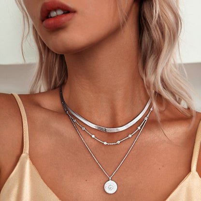 LUNÉA HALSKETTE – Elegant silver trefaldig halsband för tidlös stil
