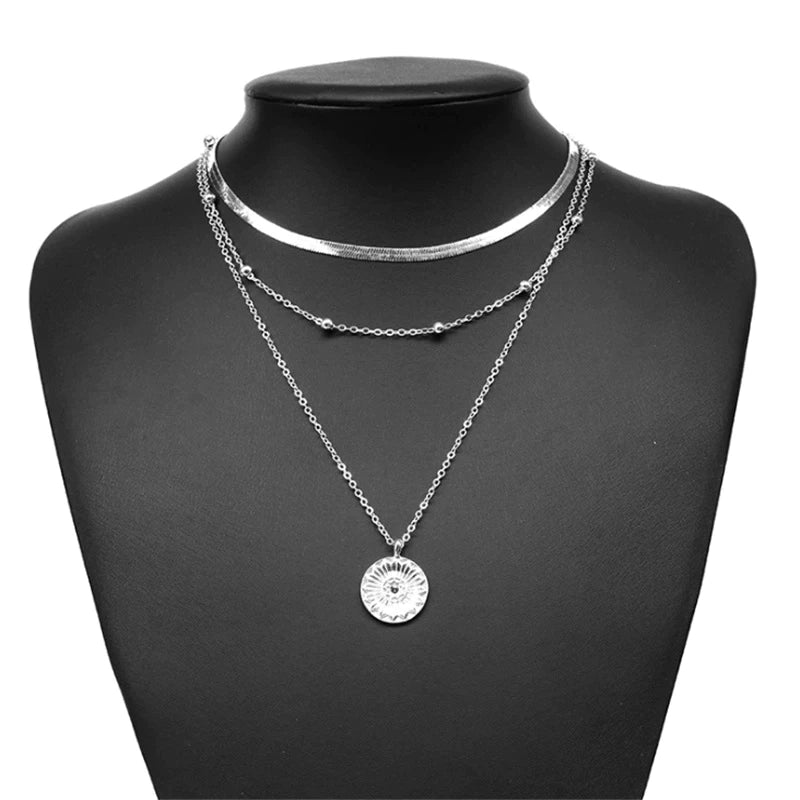 LUNÉA HALSKETTE – Elegant silver trefaldig halsband för tidlös stil