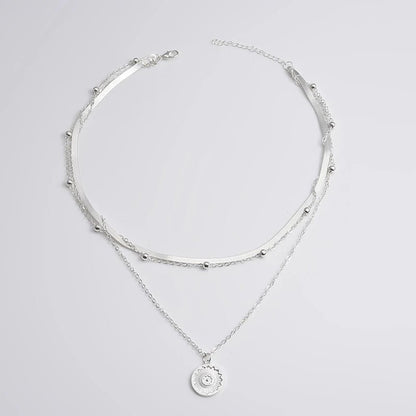 LUNÉA HALSKETTE – Elegant silver trefaldig halsband för tidlös stil