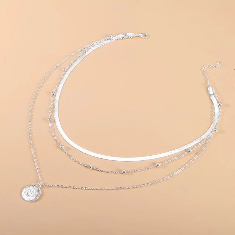 LUNÉA HALSKETTE – Elegant silver trefaldig halsband för tidlös stil